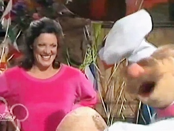 Muppet Movie Countdown! The Lyons' Linda Lavin Helps the Swedish Chef Plan a Surprise Party For Kermit