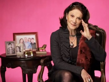 Watch The Lyons Star Linda Lavin Dish Out Motherly Advice as Rita Lyons