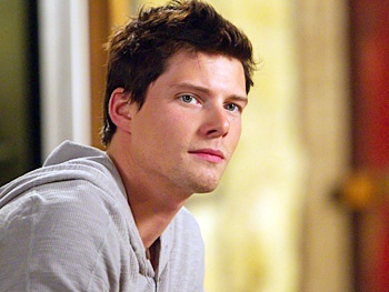 Hunter Parrish Covers the Weeds Theme Song 'Little Boxes'