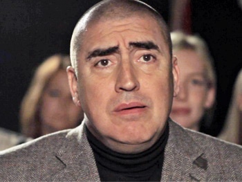 Watch Alfred Molina Play a Vicious Children’s Theater Critic in New Funny or Die Sketch