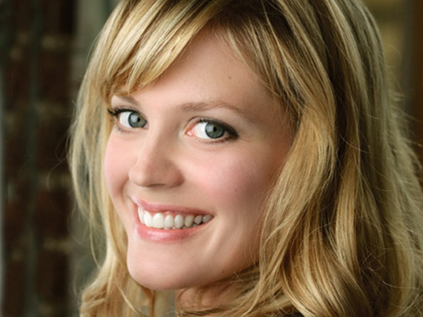 Elizabeth Stanley on '90s Mating Rituals, Loving Big River & Her Fantasy Duet with Joni Mitchell at 54 Below