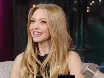 Les Miz Star Amanda Seyfried Drowns Her Stage Fright with ‘Liquid Courage’ on Letterman