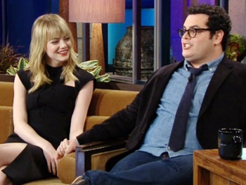 1600 Penn’s Josh Gad Woos Emma Stone and Talks Airplane Drama on Leno