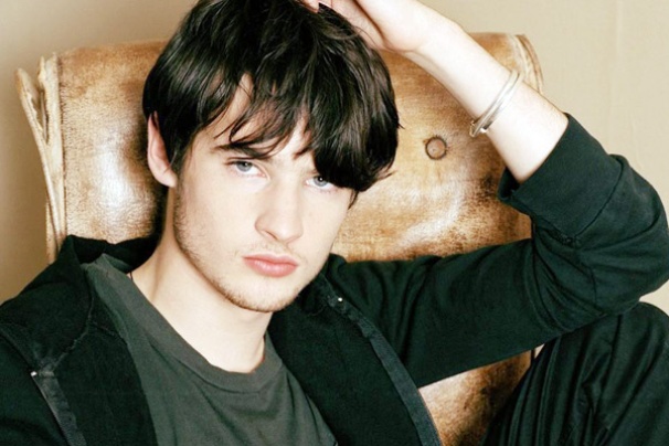 Six Things to Know About Orphans Star (and Rob Pattinson’s Best Friend) Tom Sturridge