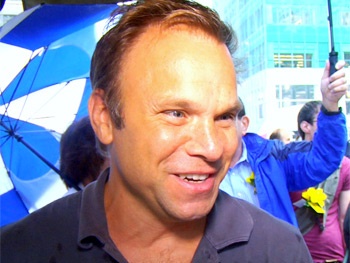 Watch Stars From Big Fish, Kinky Boots & Spider-Man Singin’ in the Rain at Broadway in Bryant Park