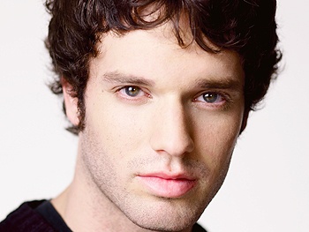 Jake Epstein, Jarrod Spector, Anika Larsen and More Join Jessie Mueller in Beautiful—The Carole King Musical