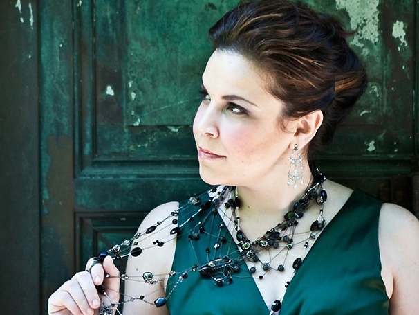 Wicked Star Lindsay Mendez on Worshipping Joni Mitchell, Blackmailing Friends and Her Show at 54 Below