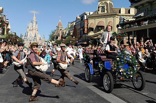 Neil Patrick Harris & Newsies Cast to Perform New Holiday Song at Disney Parks Christmas Parade