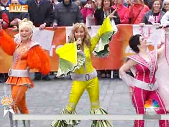Happy Mamma's Day! Watch Judy McLane & the Cast of Mamma Mia! Dance & Jive at 30 Rock