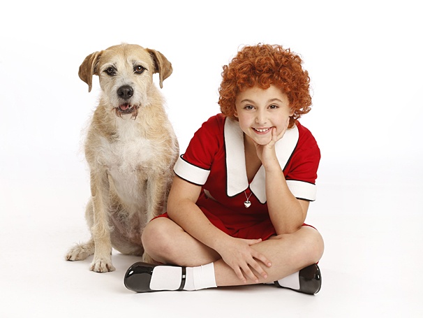 Aww! Get an Adorable First Look at Issie Swickle & Sunny the Dog in the New Tour of Annie