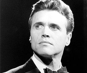 Brent Barrett Returns to Broadway's Chicago as Billy Flynn