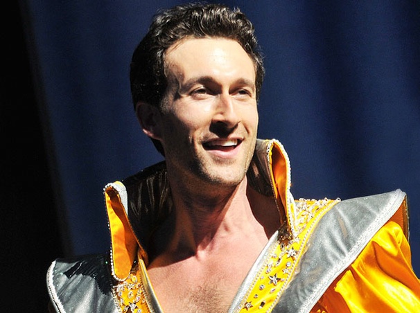 Aaron Lazar on Angela Lansbury Love, Working With Leonardo DiCaprio & the ‘Sexier’ New Cast of Mamma Mia!