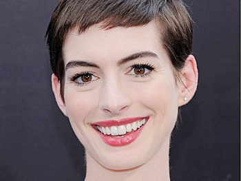 Les Miserables Star Anne Hathaway to Host Saturday Night Live Alongside Rihanna