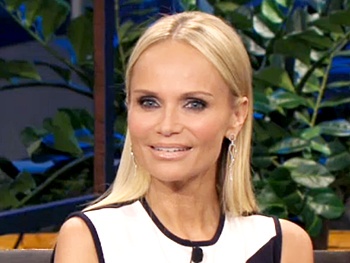 Kristin Chenoweth Dishes About Wicked, Boyfriends & Why She Got Lots of Prison Mail on The Tonight Show