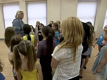 Watch the Premiere of Broadway Balances America & Find Out Which Little Girl Will Star in the Tour of Annie