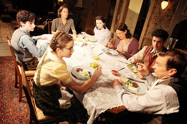 Show Photos – Brighton Beach Memoirs – cast at dinner table