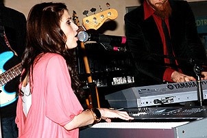 Idina Menzel at Virgin - Idina sings 5