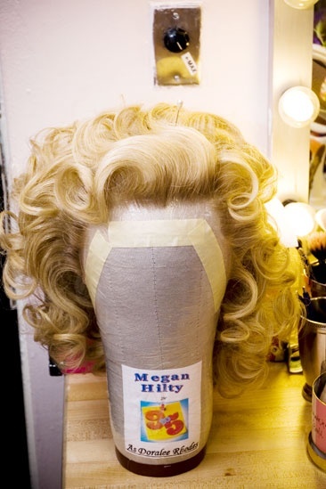 Megan Hilty backstage – wig