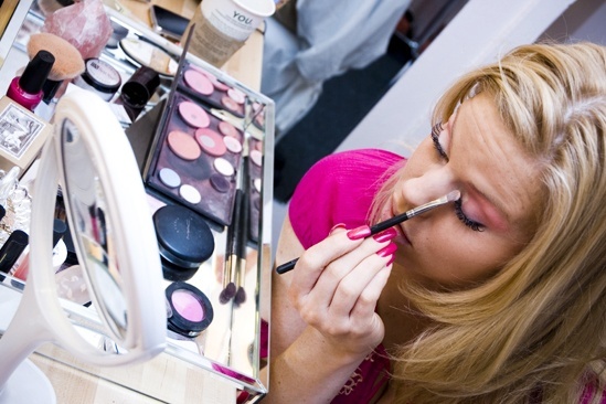 Megan Hilty backstage – eye makeup