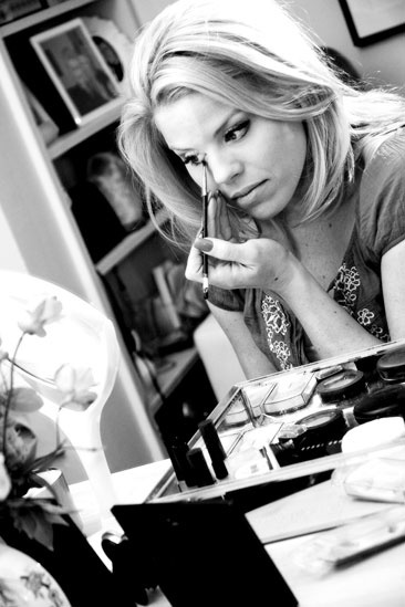 Megan Hilty backstage – eye makeup2