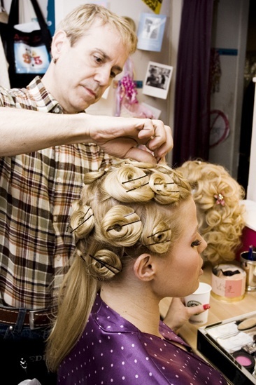 Megan Hilty backstage – pincurls