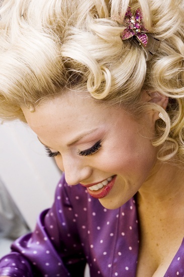 Megan Hilty backstage – barrette