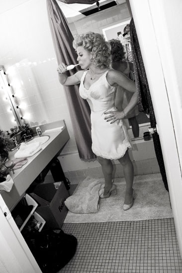 Megan Hilty backstage – teeth