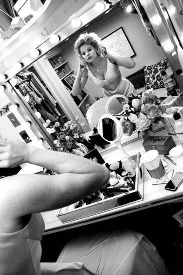 Megan Hilty backstage – primp