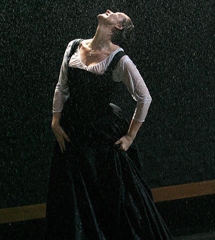 Mary Stuart - Show Photo - Janet McTeer (rain)