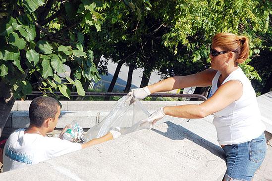 In the Heights Cleans up Washington Heights - Doreen Montalvo (bag)