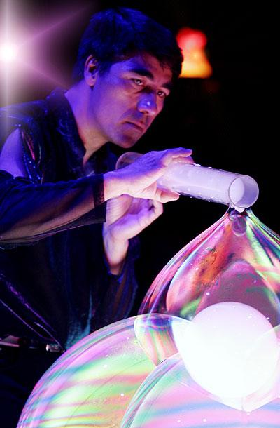 Gazillion Bubble Show - Show Photos - cast 3