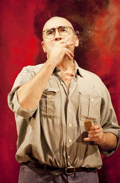 Red - show photos - Alfred Molina