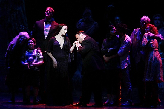 Addams Family Chicago opening – Bebe Neuwirth – Nathan Lane (stage kiss)