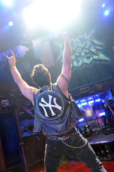 Rock of Ages – Mark Teixeira Cameo – Mark Teixeira