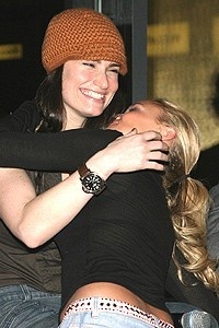 Kristin & Idina at Winterfest - Kristin Chenoweth - Idina Menzel (hug)