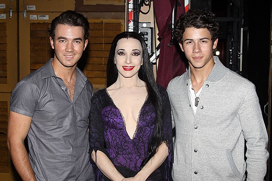 Jonas Addams – Kevin Jonas – Bebe Neuwirth – Nick Jonas