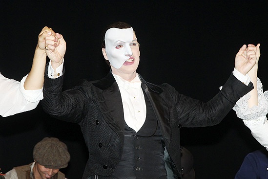 Hugh Panaro Returns to Phantom – Hugh Panaro (hands)