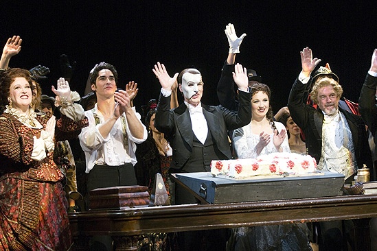 Phantom of the Opera 23rd Anniversary – waving with cake