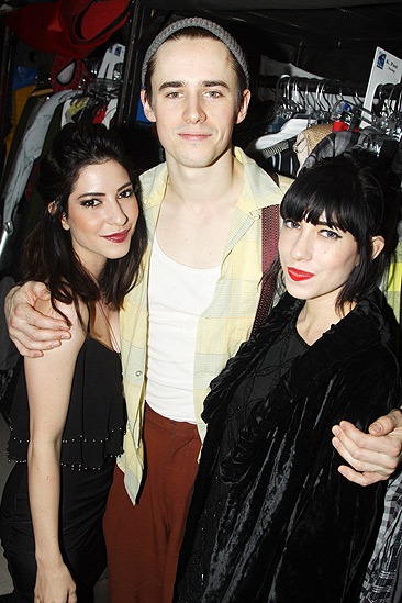 Spidey Kelly Clarkson - Lisa and Jessica Origliasso – Reeve Carney
