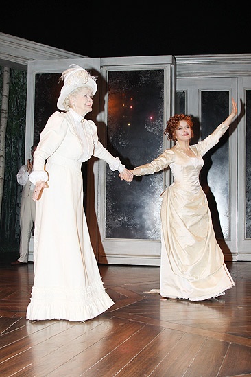 Elaine Stritch and Bernadette Peters Night Music – Elaine Stritch – Bernadette Peters arms