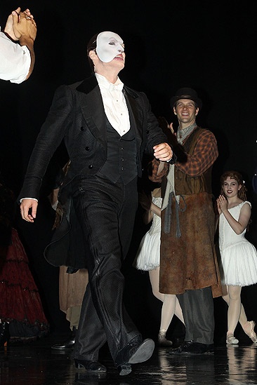 Hugh Panaro Returns to Phantom – Hugh Panaro (curtain call)