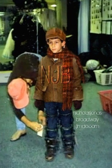 Nick Jonas On Stage – Nick Jonas (leg braces)