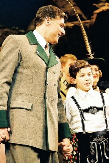 Nick Jonas On Stage – Nick Jonas – Robert Cuccioli