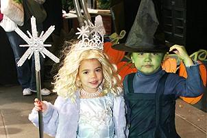 Photo Op - Wicked Day 2006 - Wee Glinda and Elphaba