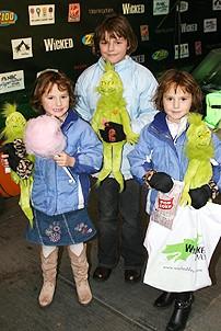 Photo Op - Wicked Day 2006 - 3 girls with grinch dolls