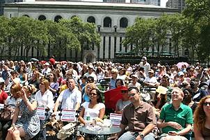 Photo Op - Broadway in Bryant Park 07-26-07 - Crowd 2