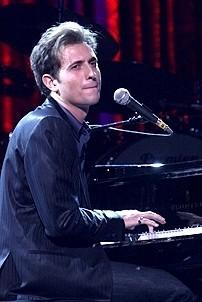 Photo Op - Idina Menzel at Madison Square Garden - Peter Cincotti