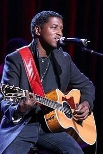 Photo Op - Idina Menzel at Madison Square Garden - Babyface