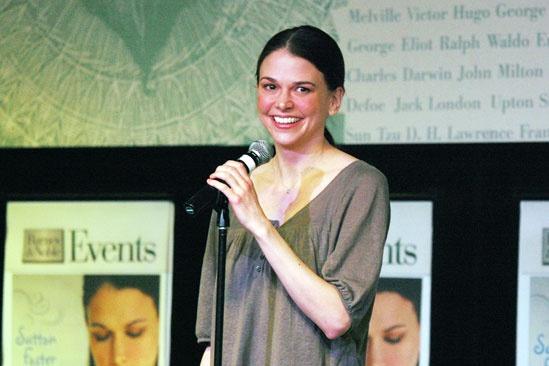 Sutton Foster at Barnes & Noble Signing – Sutton Foster