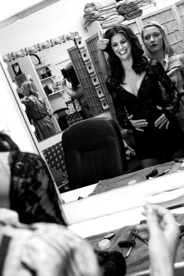 Samantha Harris Chicago photo shoot – costume